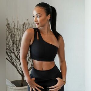 Women’s Fabletics Asymmetrical Double Strap Midi Bra - size Medium